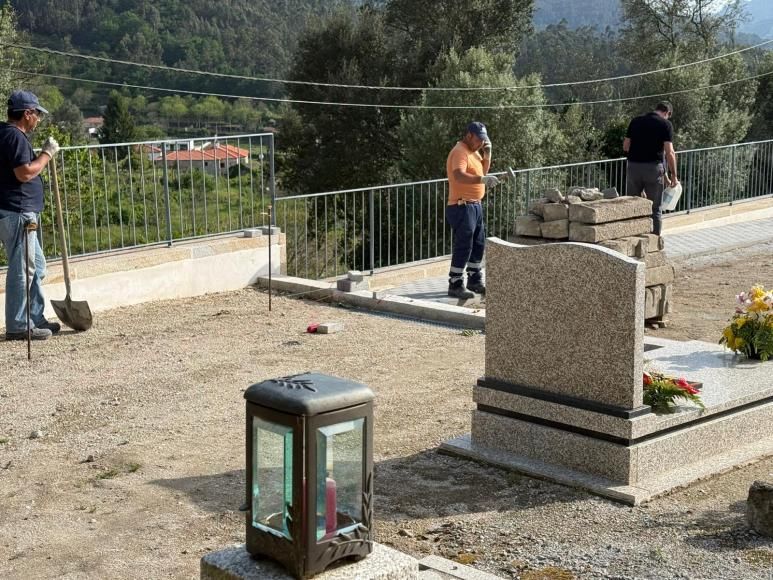 Obras no cemit&eacute;rio de Pa&ccedil;o Vedro de Magalh&atilde;es