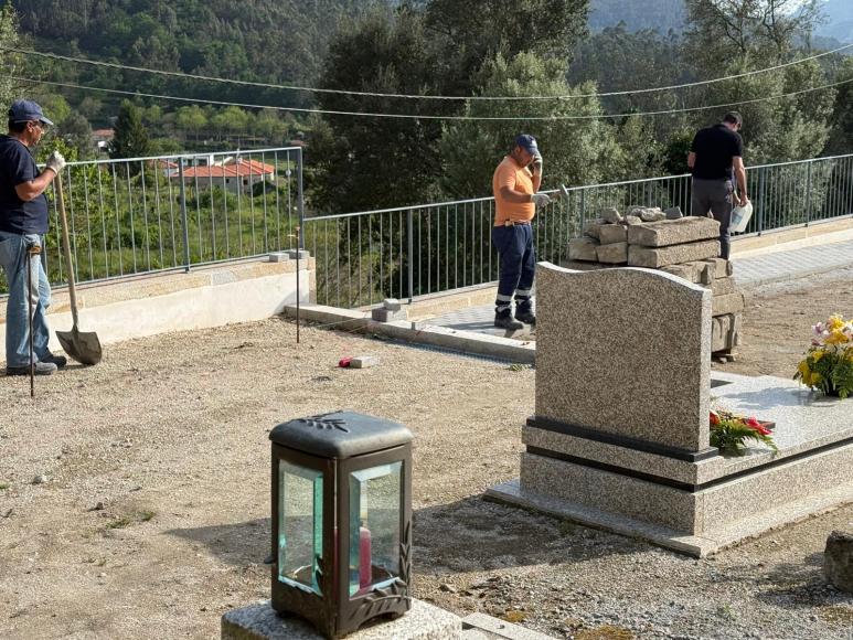 Obras no cemit&eacute;rio de Pa&ccedil;o Vedro de Magalh&atilde;es